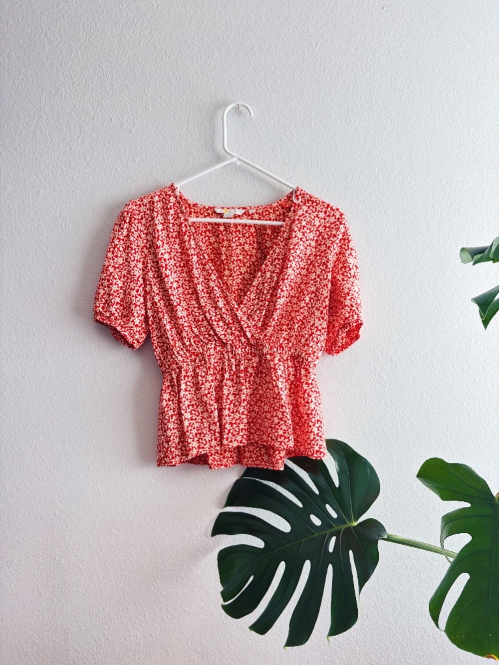 Boden Red Floral Wrap-Style Top – Size 6 – Excellent Used Condition